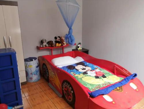 um quarto para crianças com uma cama de brinquedo em Apartamento familiar em Trujillo
