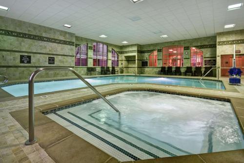 Bazén v ubytování Homewood Suites by Hilton Boise nebo v jeho okolí