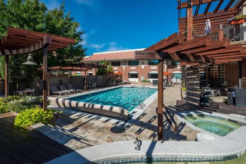 una piscina en un patio con un edificio en Best Western Plus Canyonlands Inn en Moab