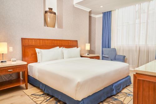 Postel nebo postele na pokoji v ubytování Waymore Hotel Spa & Casino