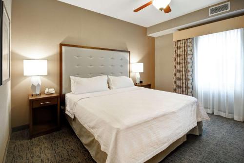 Habitación de hotel con cama, 2 lámparas y ventana en Homewood Suites by Hilton Boise, en Boise