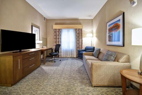 TV a/nebo společenská místnost v ubytování Homewood Suites by Hilton Boise