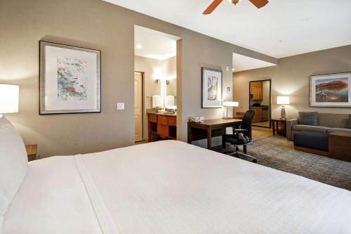 Postel nebo postele na pokoji v ubytování Homewood Suites by Hilton Boise