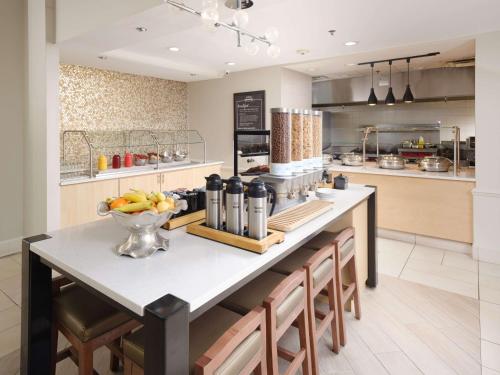 Hilton Garden Inn Chattanooga/Hamilton Place في تشاتانوغا: مطبخ مع طاولة عليها صحن من الفواكه