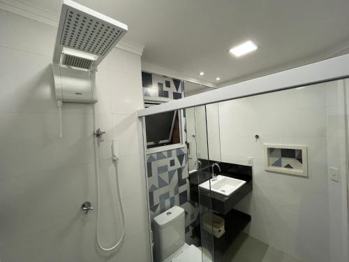 A bathroom at FLAT RIVIERA COM VISTA MAR A 150m DA PRAIA ! MÊS DE MAIO MENOR TARIFA DO ANO - APROVEITE !