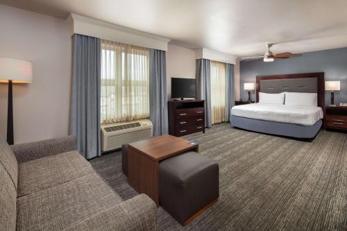 Cordelia JunctionHomewood Suites by Hilton Fairfield-Napa Valley Area的配有床和沙发的酒店房间