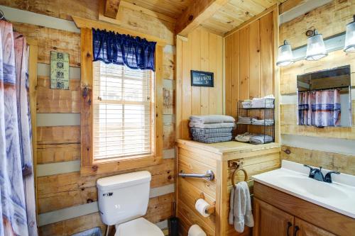 La salle de bains est pourvue de toilettes et d'un lavabo. dans l'établissement Noes Rest Wheelchair-Friendly Cherokee Lake Cabin, à Bean Station