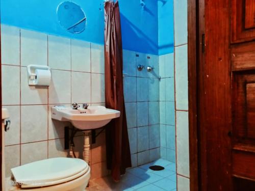 La salle de bains est pourvue de toilettes et d'un lavabo. dans l'établissement Hotel Casa del Artillero, à Pátzcuaro