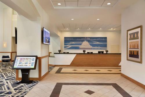 Embassy Suites Boston at Logan Airport Image