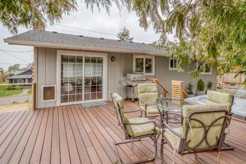 a wooden deck with chairs and a glass table at Laneda Lodge MCA 1339 - Meredith Lodging in Manzanita