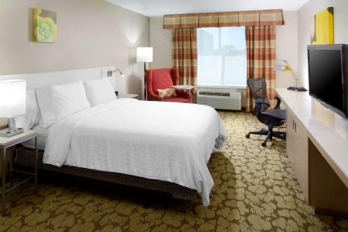 a hotel room with a bed and a television at Hilton Garden Inn Savannah Midtown in Savannah