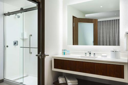 y baño con lavabo y espejo. en Hampton Inn & Suites Santa Monica, en Los Ángeles