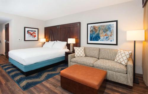 une chambre d'hôtel avec un lit et un canapé dans l'établissement Hilton Garden Inn Burbank Downtown, à Burbank