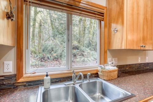 A kitchen or kitchenette at Cozy Bear Cabin