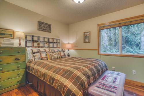 A bed or beds in a room at Cozy Bear Cabin