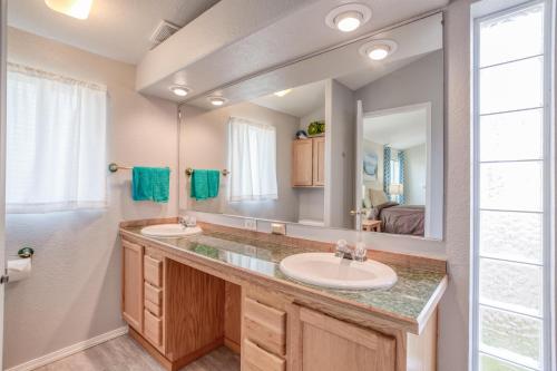 a bathroom with two sinks and a large mirror at Nigh Tides in Yachats