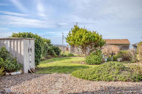 a garden with a small shed in the yard at Nigh Tides in Yachats