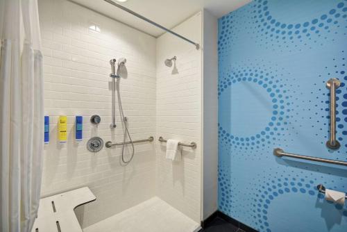 een badkamer met een douche en een glazen deur bij Tru By Hilton Chicopee Springfield in Chicopee