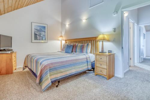 Cama o camas de una habitación en Breakers Beach House 7 - Meredith Lodging