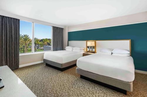 Postel nebo postele na pokoji v ubytování Hilton Miami Dadeland