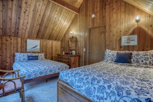 Ένα ή περισσότερα κρεβάτια σε δωμάτιο στο Chez Nous Chalet - Meredith Lodging
