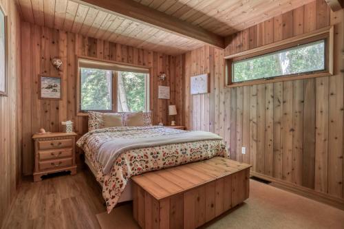 Ένα ή περισσότερα κρεβάτια σε δωμάτιο στο Chez Nous Chalet - Meredith Lodging