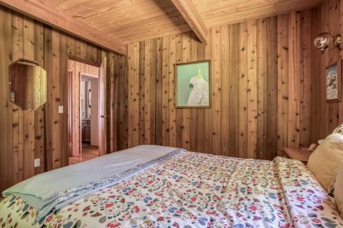 Ένα ή περισσότερα κρεβάτια σε δωμάτιο στο Chez Nous Chalet - Meredith Lodging