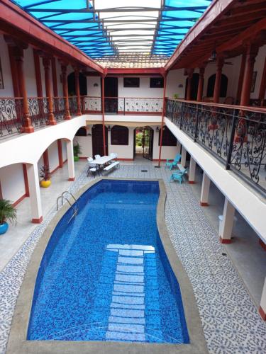 a swimming pool in the middle of a building at Habitaciones - Casa Lester in Granada