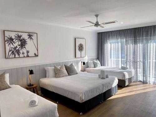 um quarto de hotel com duas camas e uma janela em The Quarters, Ascend Hotel Collection em Wamberal