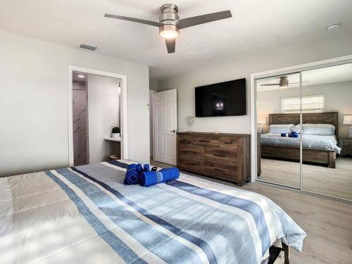 ein Schlafzimmer mit einem großen Bett und einem TV in der Unterkunft Magical Sunset waterfront view, renovated 3bd 2bth in Clearwater Beach