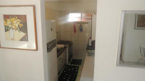 馬烈席亞斯的住宿－Casa Aconchegante，一间带水槽和炉灶的小厨房
