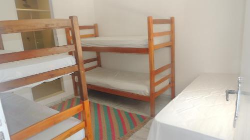 馬烈席亞斯的住宿－Casa Aconchegante，客房设有两张双层床和一张床。