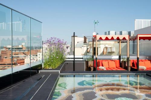 uma varanda com uma piscina no topo de um edifício em Hotel Montera Madrid, Curio Collection By Hilton em Madrid