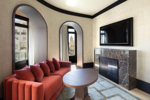 Μια τηλεόραση ή/και κέντρο ψυχαγωγίας στο Hotel Montera Madrid, Curio Collection By Hilton