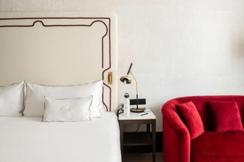 Ένα ή περισσότερα κρεβάτια σε δωμάτιο στο Hotel Montera Madrid, Curio Collection By Hilton