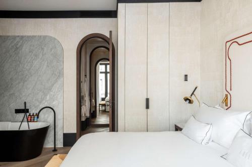 Ένα ή περισσότερα κρεβάτια σε δωμάτιο στο Hotel Montera Madrid, Curio Collection By Hilton