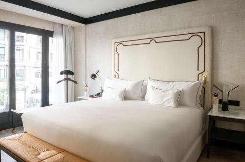 Ένα ή περισσότερα κρεβάτια σε δωμάτιο στο Hotel Montera Madrid, Curio Collection By Hilton