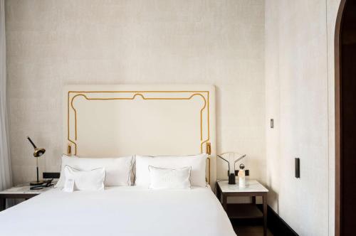 Ένα ή περισσότερα κρεβάτια σε δωμάτιο στο Hotel Montera Madrid, Curio Collection By Hilton