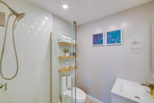 Ένα μπάνιο στο Lovely Lakeport Retreat with Smart TV Walk to Pier!