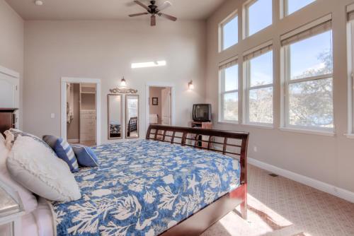um quarto com uma cama, um sofá e janelas em Beach Mode em Seaside
