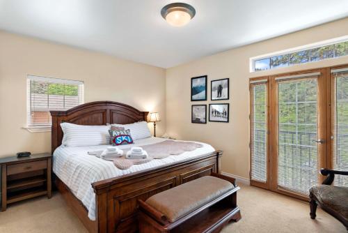 um quarto com uma cama, uma cadeira e janelas em Apres Ski Chalet em Leavenworth