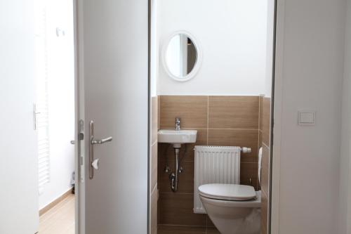 La salle de bains est pourvue de toilettes et d'un lavabo. dans l'établissement Casa Nostra - Helle Wohnung - direkt am Augarten, à Vienne