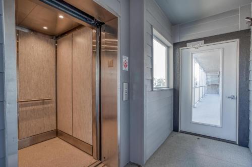 a hallway with a door and a walk in closet at Nye Beach Searenity in Newport