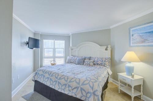 Schlafzimmer mit einem Bett mit einer blauen und weißen Bettdecke in der Unterkunft St Regis 3409 in North Topsail Beach