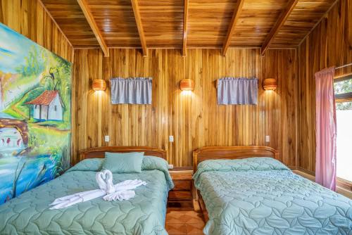 Katil atau katil-katil dalam bilik di Monteverde Villa Lodge