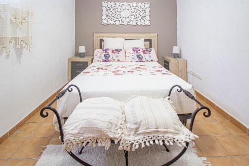a bedroom with a bed with blankets and pillows at Amplio apartamento para corta o larga estancia in Cájar