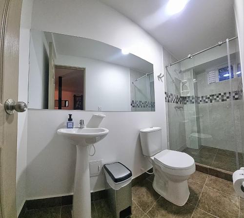 Bilik mandi di Ayenda Ceiba Rooms