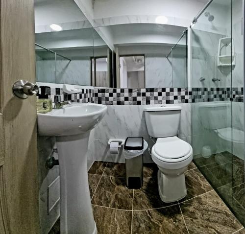 Bilik mandi di Ayenda Ceiba Rooms