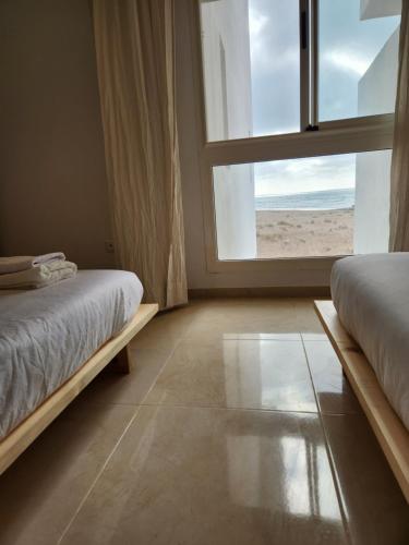 Cama o camas de una habitación en Sidi Rahal Blue View, Beachfront wide seaview with pool