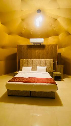 Postel nebo postele na pokoji v ubytování Al Reem Luxury Camp